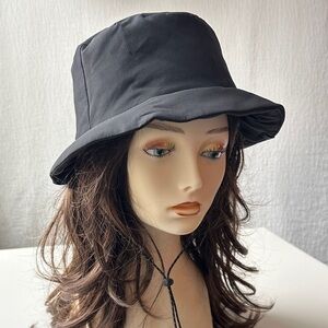 Lululemon black lab bucket hat with strap size M/L